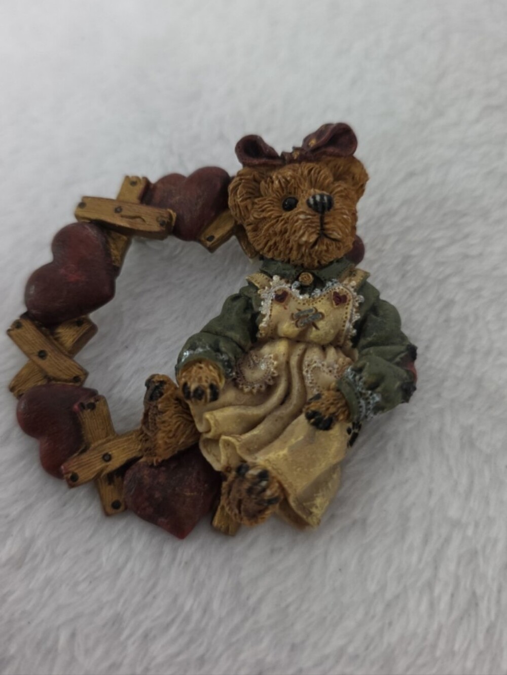 Boyds Bears Resin Lapel Pin Vintage Retired  Heathers, Hugs, Kisses Heart Wreath